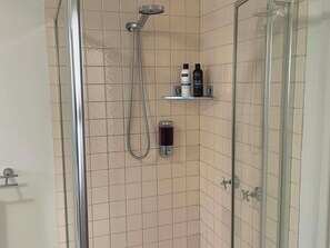 Een haardroger, handdoeken, zeep, shampoo