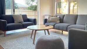 Fernseher, Tischtennisplatte