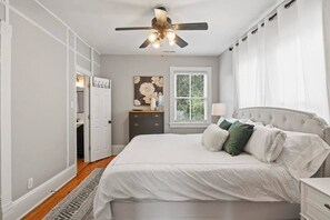 1 bedroom, iron/ironing board, WiFi, bed sheets - Stylish Downtown Raleigh 1BR • Walk to Dining & Nightlife (Raleigh)