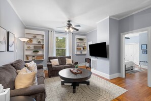 TV - Updated Historic 2BR • Walk to Glenwood South &Fletcher Park (Raleigh)