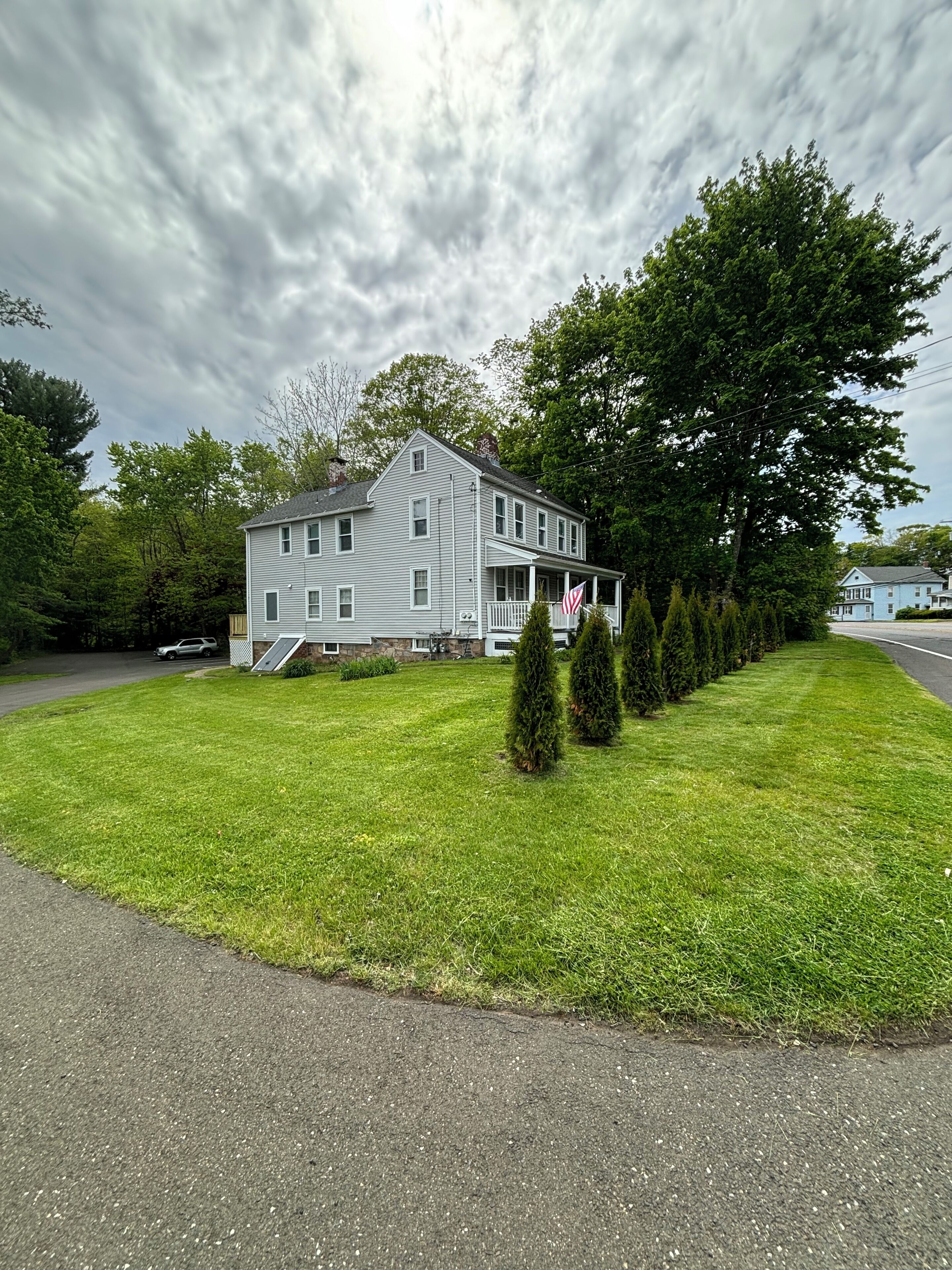 3 Bed Apartment Branford Center!Close to Yale, Tweed Airport, Restaurants/bars!