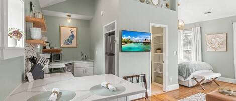 1 habitación, tabla de planchar con plancha, wifi y ropa de cama