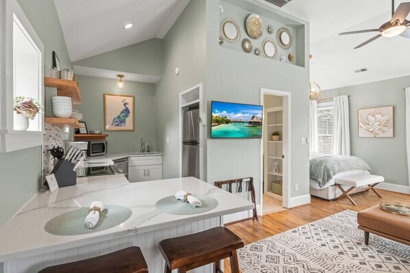 1 bedroom, iron/ironing board, WiFi, bed sheets - Charming Studio Apt in Downtown Raleigh-Walkable location! (Raleigh)