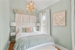 1 bedroom, iron/ironing board, WiFi, bed sheets - Charming Studio Apt in Downtown Raleigh-Walkable location! (Raleigh)