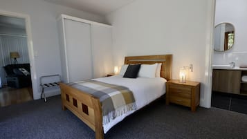 1 quarto, ferros/tábuas de passar roupa, berço de viagem