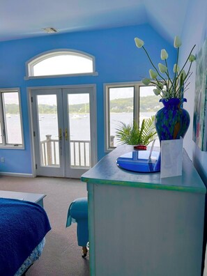 3 bedrooms, desk, iron/ironing board, travel crib