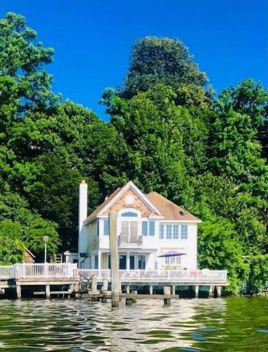 Beautiful Waterfront Sunset Beach House Cozy Private 3 BR Brewery Winery 1hr NYC