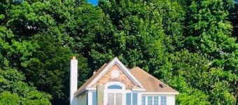 Beautiful Waterfront Sunset Beach House Cozy Private 3 BR Brewery Winery 1hr NYC