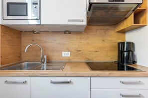 Kühlschrank, Mikrowelle, Herdplatte, Geschirrspüler