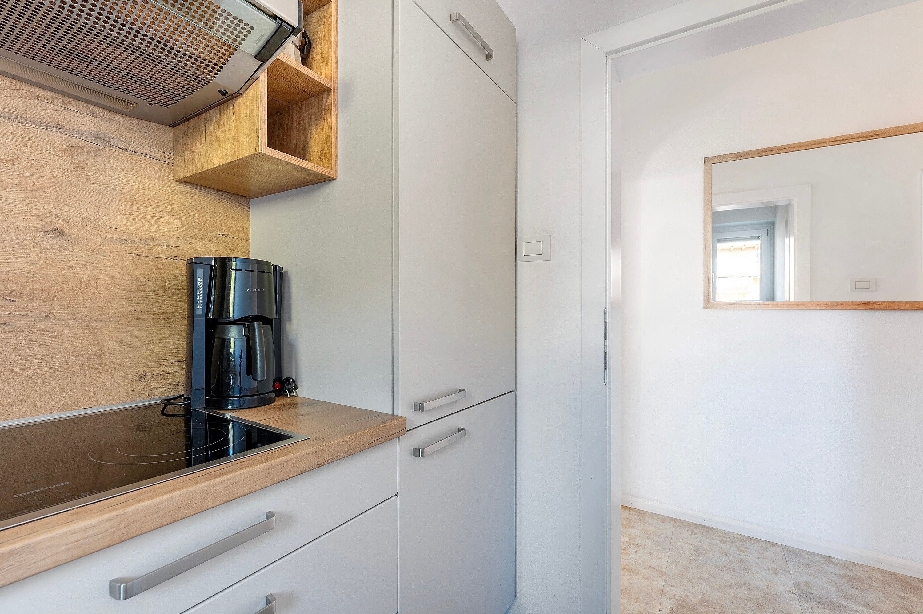 Kühlschrank, Mikrowelle, Herdplatte, Geschirrspüler