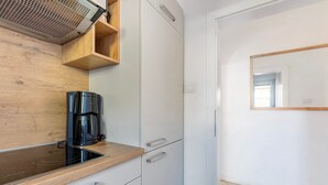 Kaffetrakter/tekoker, kjøleskap, mikrobølgeovn og kokeplater