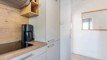 Kühlschrank, Mikrowelle, Herdplatte, Geschirrspüler