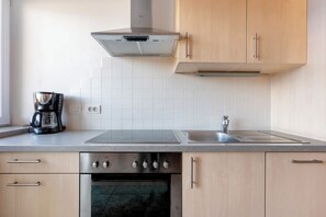 Fridge, oven, stovetop, dishwasher - Apartment 'Kastelaz' with Mountain View, Shared Garden and Wi-Fi (Tramin an der Weinstraße)