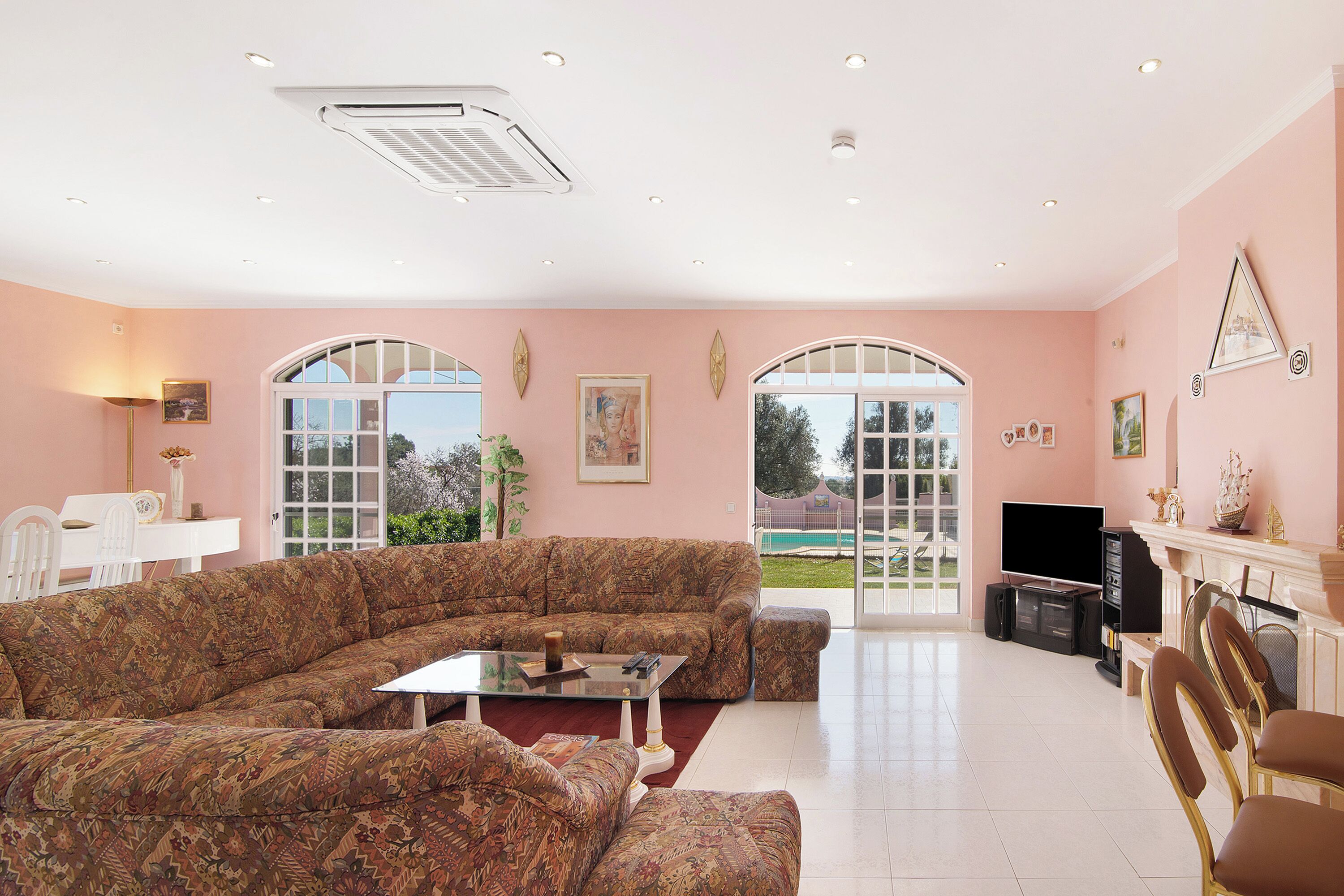 テレビ、暖炉、卓球台