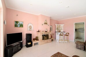 Fernseher, Kamin, Tischtennisplatte