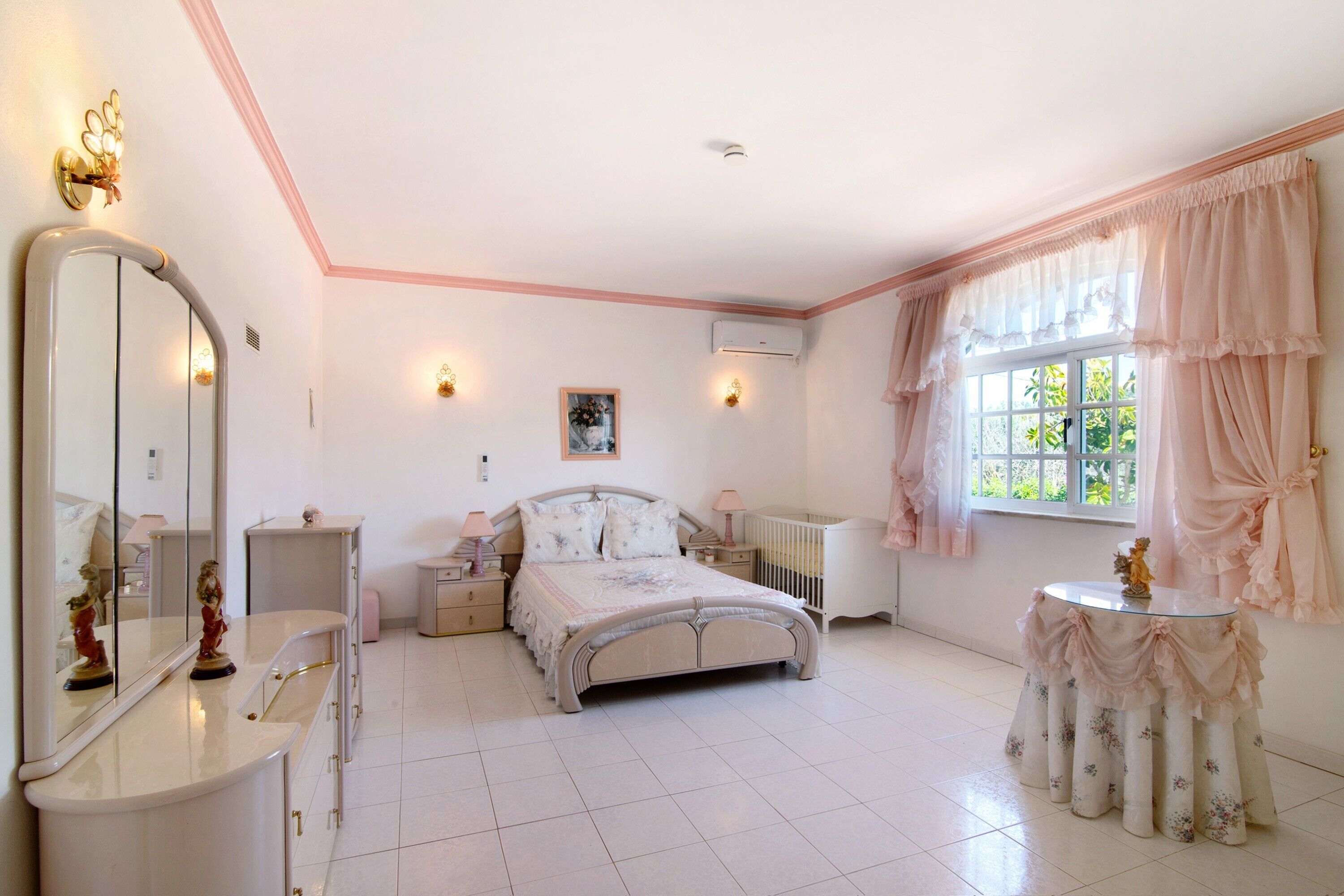 4 bedrooms, iron/ironing board, free WiFi