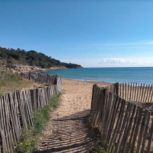 Beach nearby - ‘A Little Paradise in Gigaro’ Apartment with Sea View, Wi-Fi & Air Conditioning (La-Croix-Valmer)