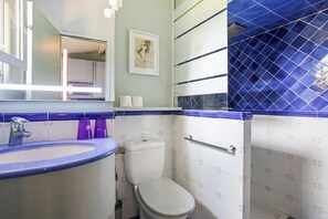 Suihku, hiustenkuivaaja, pyyhkeet