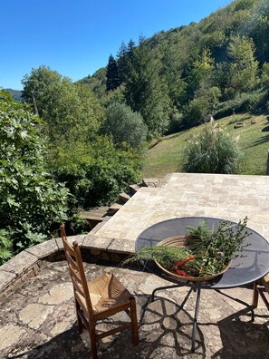 Outdoor dining - Holiday Home 'La Grande Combe' with Mountain View, Private Pool and Wi-Fi (Saint Izaire)