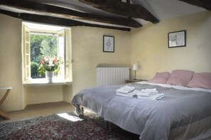 10 bedrooms, iron/ironing board, free WiFi, bed sheets