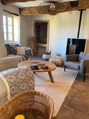 Fireplace, stereo - Holiday Home 'La Grande Combe' with Mountain View, Private Pool and Wi-Fi (Saint Izaire)