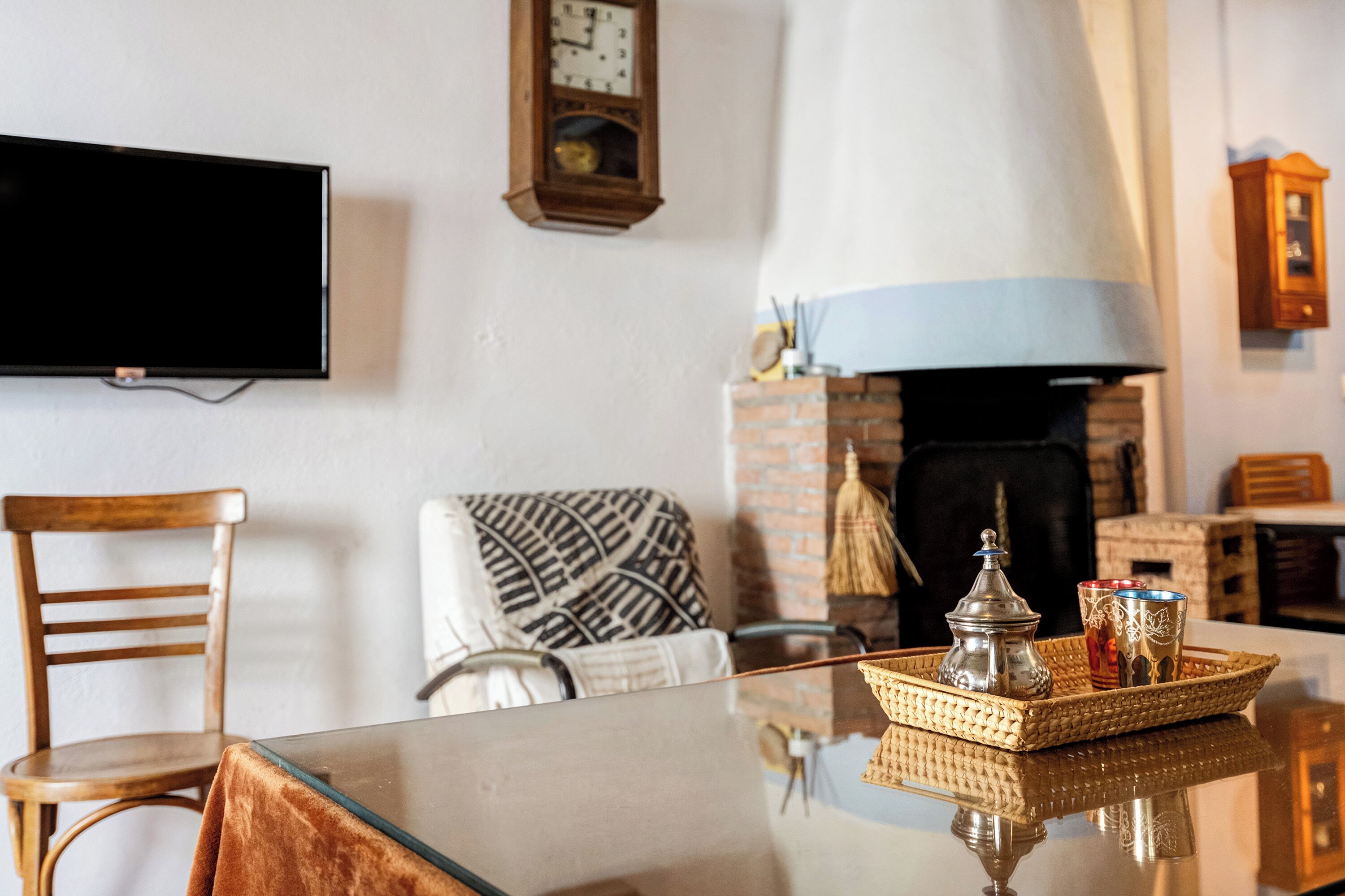 Una televisión, una chimenea