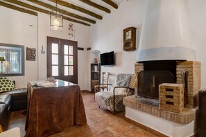 Een televisie en een open haard