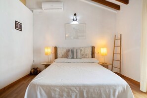 3 slaapkamers, een strijkplank/strijkijzer, gratis wifi, beddengoed