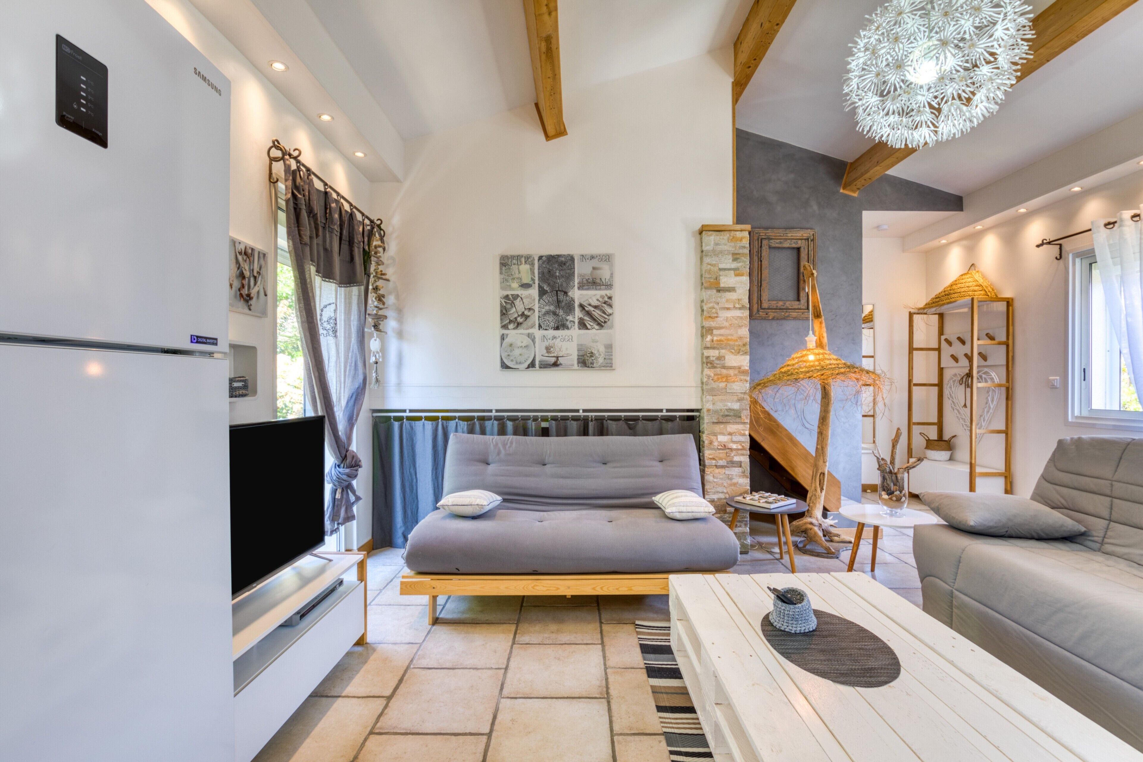 Télévision, lecteur de DVD, chaîne hi-fi