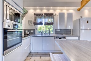 Refrigerador, microondas, horno, placa de cocina