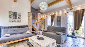 Tv, dvd-spelare och en stereo