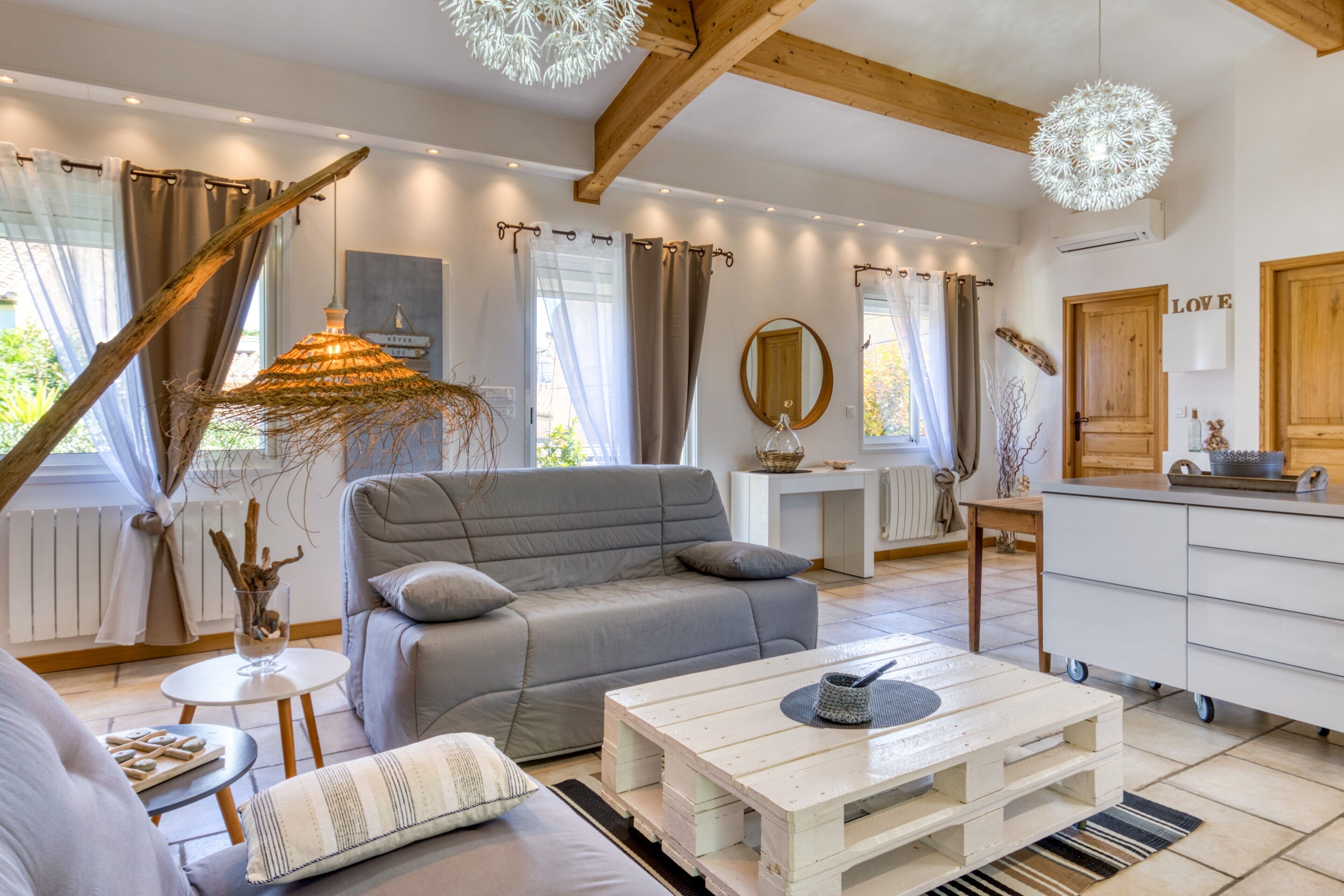 Télévision, lecteur de DVD, chaîne hi-fi