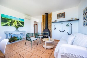 Televisión y chimenea