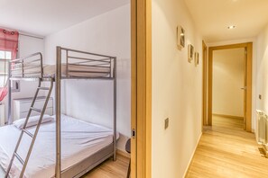 3 chambres, fer et planche à repasser