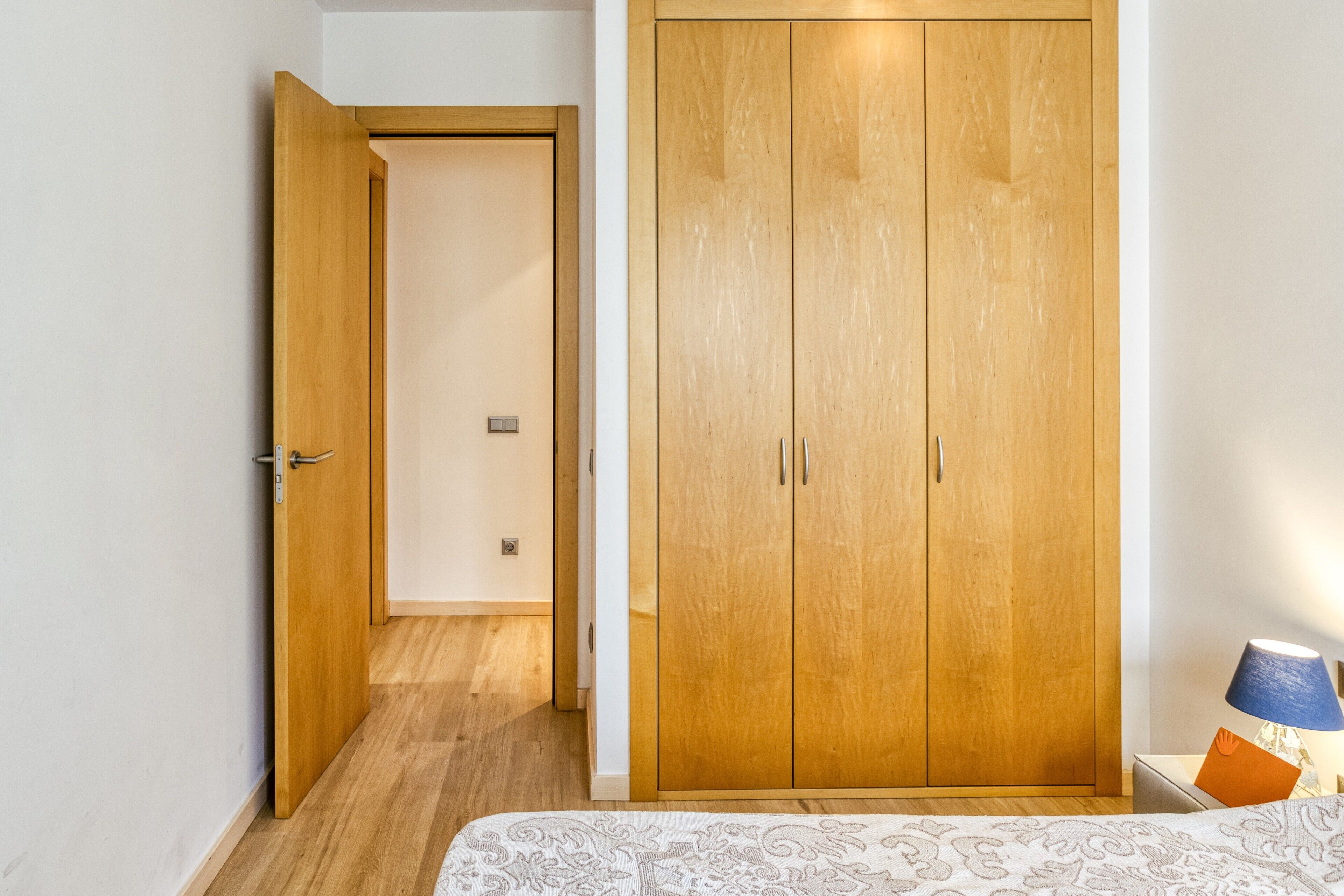 3 habitaciones y tabla de planchar con plancha 