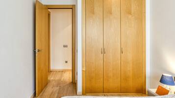 3 habitaciones y tabla de planchar con plancha