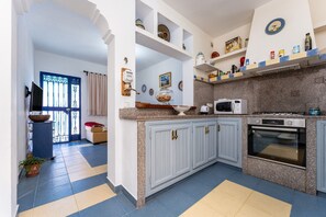 Fridge, microwave, oven, stovetop - Holiday Home 'Roof Terrace Mijas' with Private Terrace, Balcony and Wi-Fi (Mijas)
