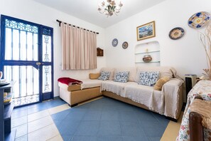 TV - Holiday Home 'Roof Terrace Mijas' with Private Terrace, Balcony and Wi-Fi (Mijas)