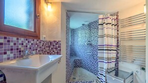 Shower, hair dryer, towels - Villa 'Sol y Montes' with Mountain View, Private Pool and Wi-Fi (FORNALUTX)