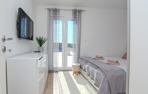 3 bedrooms, iron/ironing board, travel cot, free WiFi