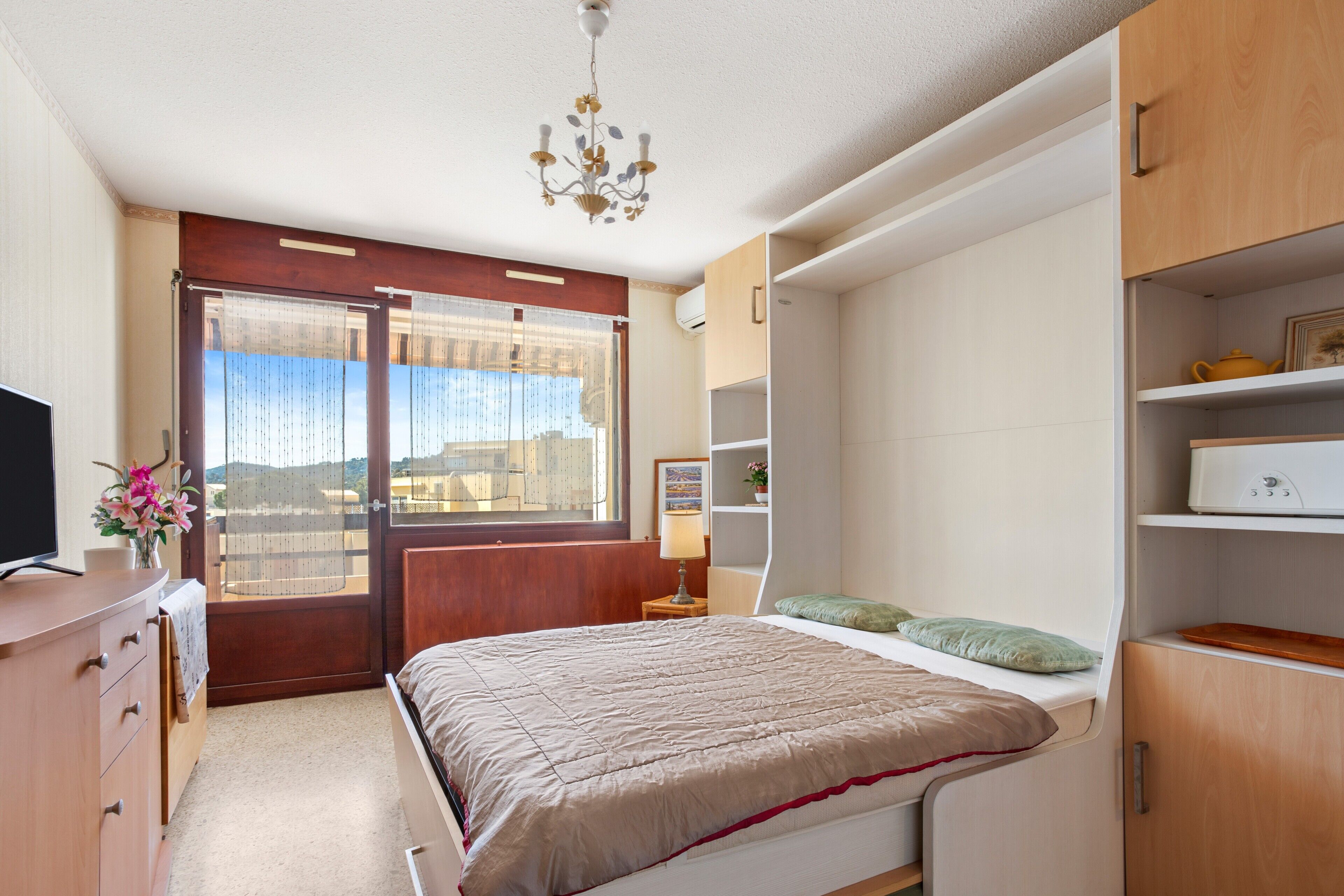 Iron/ironing board, bed sheets