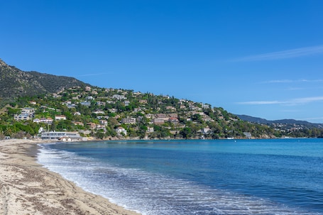Beach nearby. Studio “Résidence Athena Sea View” with Sea View, Private Terrace, and Air Conditioning