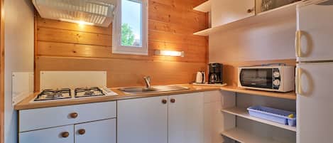 Fridge, microwave, stovetop, coffee/tea maker