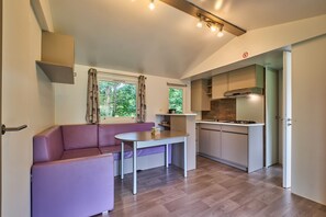 Kjøleskap, mikrobølgeovn, kokeplater og kaffetrakter/tekoker