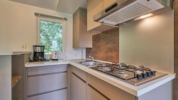 Réfrigérateur, micro-ondes, plaque de cuisson, cafetiÚre/bouilloire