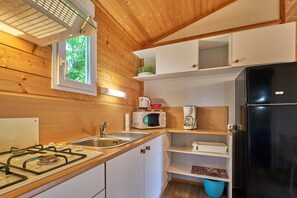 Kylskåp, mikrovågsugn, spishäll och kaffe- och tebryggare