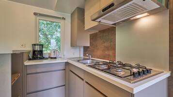 Réfrigérateur, micro-ondes, plaque de cuisson, cafetiÚre/bouilloire