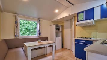 Een koelkast, een microgolfoven, een kookplaat