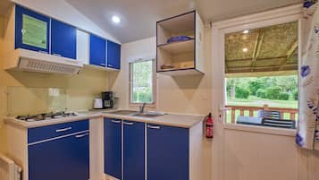 Een koelkast, een microgolfoven, een kookplaat