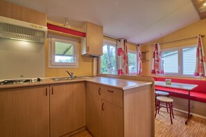 Réfrigérateur, micro-ondes, plaque de cuisson, cafetière/bouilloire